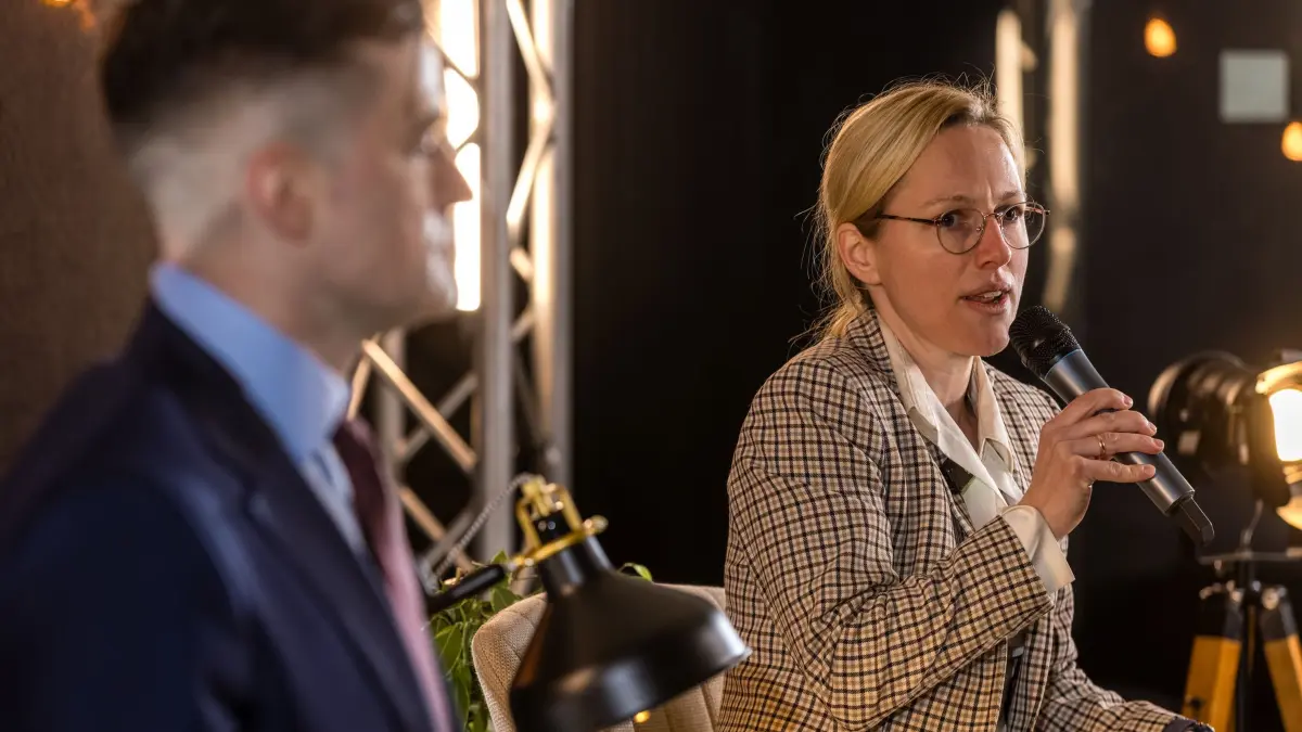 Veranstaltung zum Thema „Remigration“: 22.01.2026, Brandenburg, Vetschau: Martin Sellner und Lena Kotré sitzen bei einer Pressekonferenz vor ihrem Vortrag über «Remigration». (zu dpa: «Brandenburgs AfD will Remigrationskonzept nicht ändern») Foto: Frank Hammerschmidt/dpa +++ dpa-Bildfunk +++