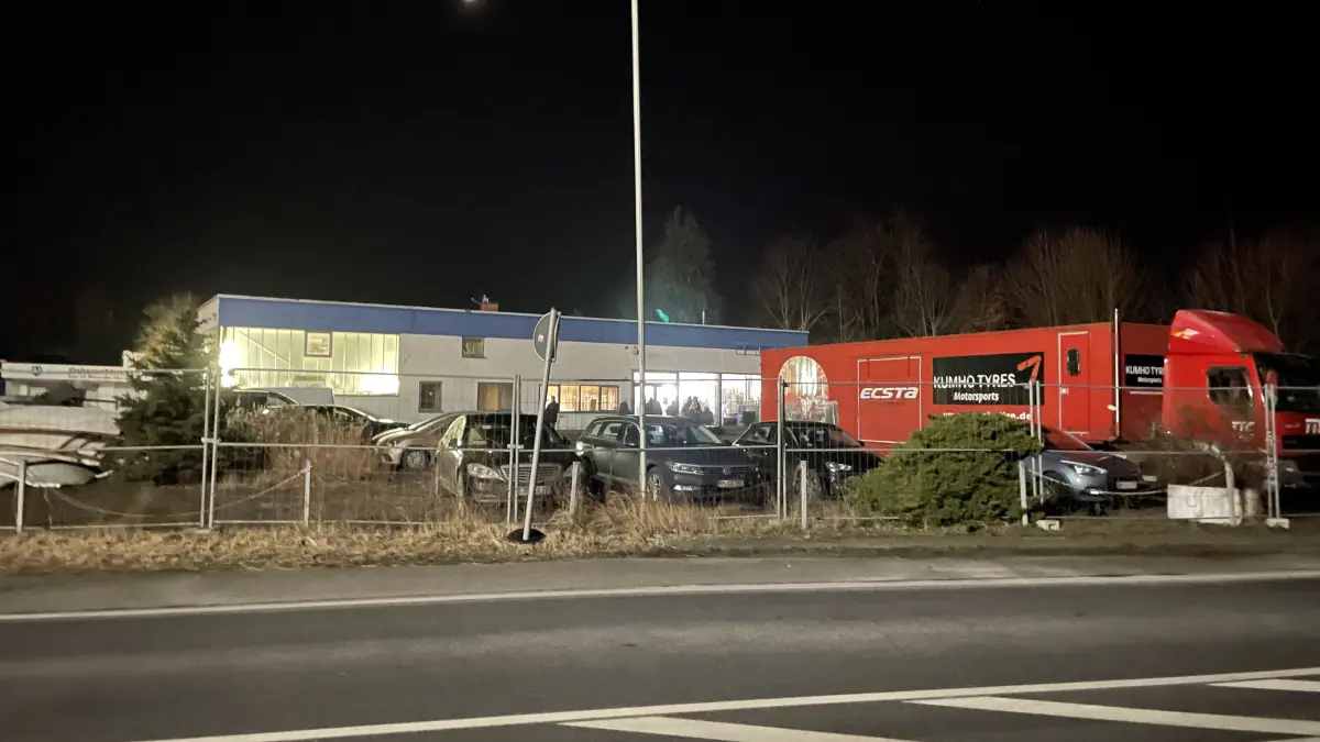 Ein ehemaliges Autohaus in Vetschau wurde zur politischen Bühne. Zwischen wuchernden Sträuchern und Bauzäunen fand die Veranstaltung statt.