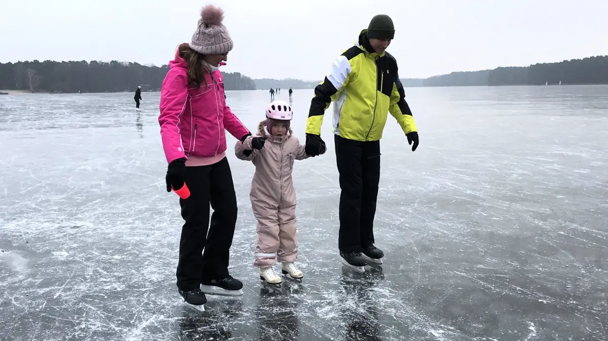 Müllrose. Großer Müllroser See. Eisdecke. Eislaufen. Im Bild: Stefanie Wessolleck und Matthias Lehmann mit Tochter Annelie Wessolleck (5) aus Müllrose. 24.01.2026 Foto: Frank Groneberg