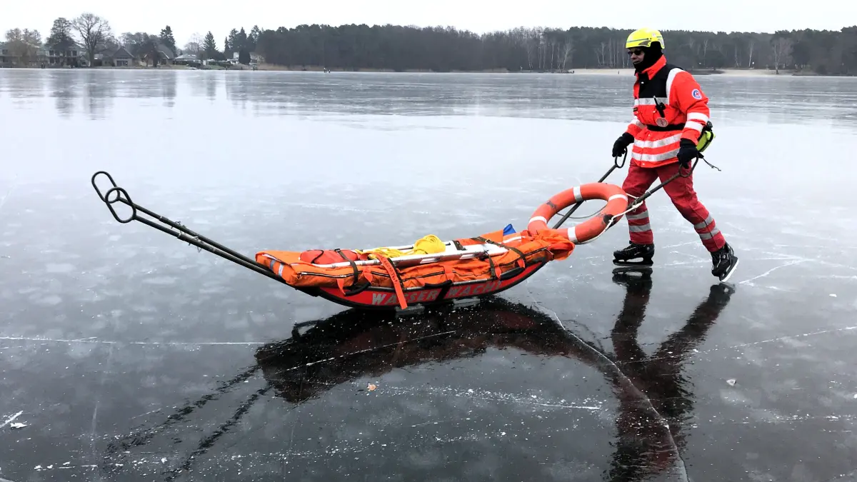 Müllrose. Großer Müllroser See. Eisdecke. Eislaufen. Im Bild: DRK-Wasserwacht Müllrose. Leiter Gregor Goldenbogen trainiert den Einsatz ´mit dem Rettungsschlitten. 24.01.2026 Foto: Frank Groneberg