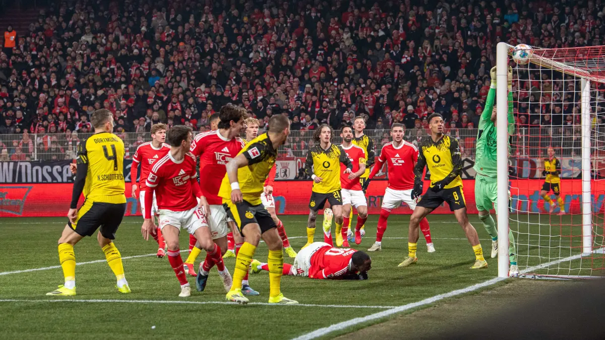 1. BL 1. FC Union - Borussia Dortmund 2025/26: Fußball, Herren, Saison 2025/2026, 1. Bundesliga (19. Spieltag), 1. FC Union Berlin - Borussia Dortmund, v. l. Nico Schlotterbeck (Dortmund) erzielt das Tor zum 0:2 gegen Janik Haberer (1. FC Union Berlin) und Torhüter Frederik Rönnow (1. FC Union Berlin), 24.01.2026, Foto: Sebastian Räppold / Matthias Koch