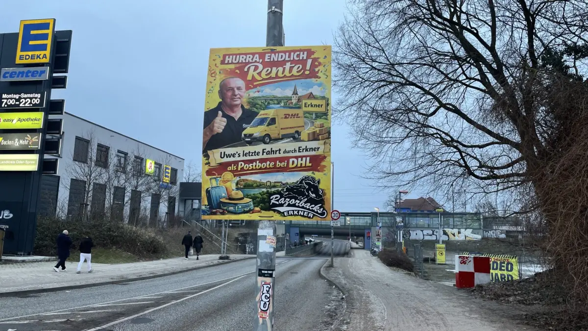 In Erkner hängen Plakate die über Postbote Uwes letzte Fahrt informieren. Auf Facebook hatte der Post mehr als 500 Likes.