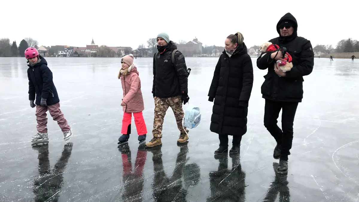Müllrose. Großer Müllroser See. Eisdecke. Eislaufen. Im Bild: Christin, Hannes und Marcel (mit Hund) und die Kinder Junah (9, links) und Ida (8). 24.01.2026 Foto: Frank Groneberg