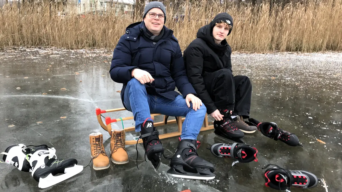 Müllrose. Großer Müllroser See. Eisdecke. Eislaufen. Im Bild: Stephan Vandree (l) und sein Sohn Leopold Vandree (15) aus Frankfurt (Oder). 24.01.2026 Foto: Frank Groneberg