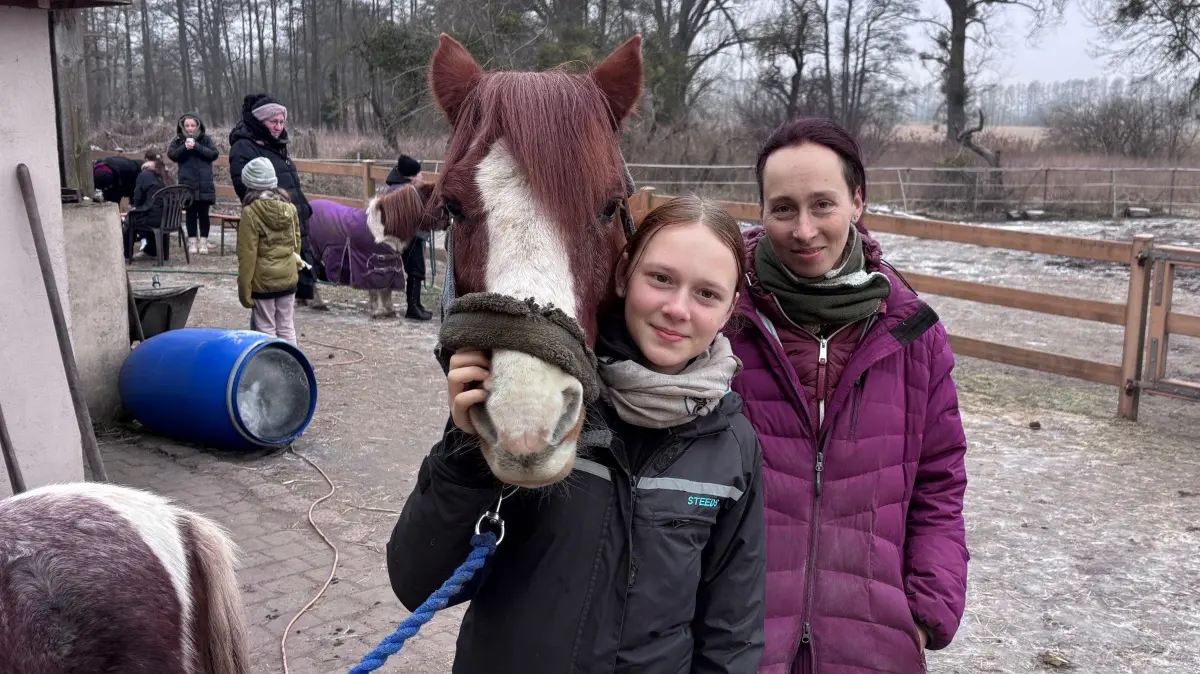 Geben schweren Herzens ihr Zuhause und ihren Ponyhof in Zinndorf auf: Diana Wöhlert mit ihrer Tochter Nathalie sowie Pferd Diego. Nach vielen Enttäuschungen verlässt die Familie Brandenburg.