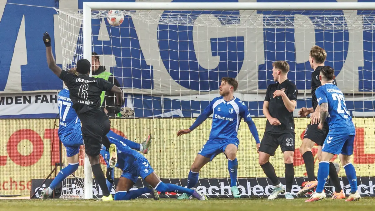 1. FC Magdeburg - Dynamo Dresden: 24.01.2026, Sachsen-Anhalt, Magdeburg: Fußball: 2. Bundesliga, 1. FC Magdeburg - Dynamo Dresden, 19. Spieltag, Avnet Arena. Mittelfeld Kofi Amoako (2.v.l, Dynamo Dresden) trifft zum 1:1. Foto: Andreas Gora/dpa - WICHTIGER HINWEIS: Gemäß den Vorgaben der DFL Deutsche Fußball Liga bzw. des DFB Deutscher Fußball-Bund ist es untersagt, in dem Stadion und/oder vom Spiel angefertigte Fotoaufnahmen in Form von Sequenzbildern und/oder videoähnlichen Fotostrecken zu verwerten bzw. verwerten zu lassen. +++ dpa-Bildfunk +++