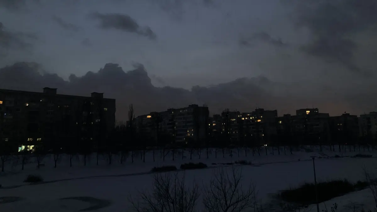 Glücklich, wer einen Generator hat: Stromausfall in Kyjiv, gesehen vom Ufer des Dnipro