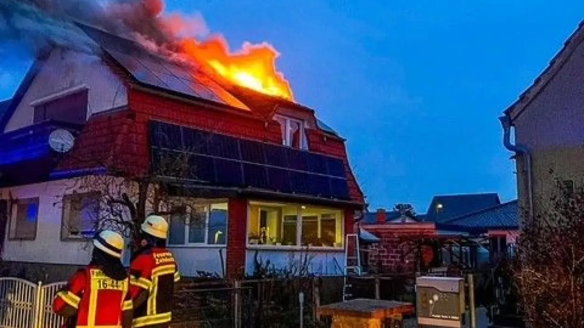 Im Stillen Winkel in Zehdenick brennt ein Einfamilienhaus. Der Einsatz ist schwierig, auch emotional. Das betroffene Gebäude gehört einem Feuerwehrkameraden.