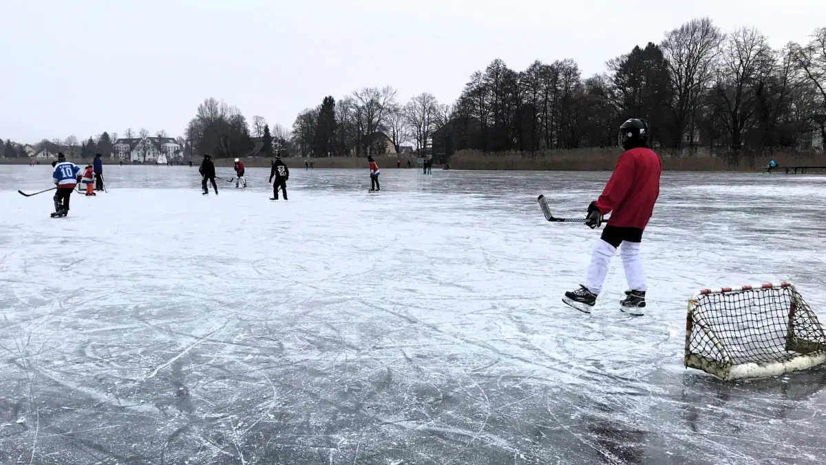 Müllrose. Großer Müllroser See. Eisdecke. Eislaufen. Im Bild: Eishockey am Ostufer. Kinder, Jugendliche und Erwachsene aus Müllrose. 24.01.2026 Foto: Frank Groneberg