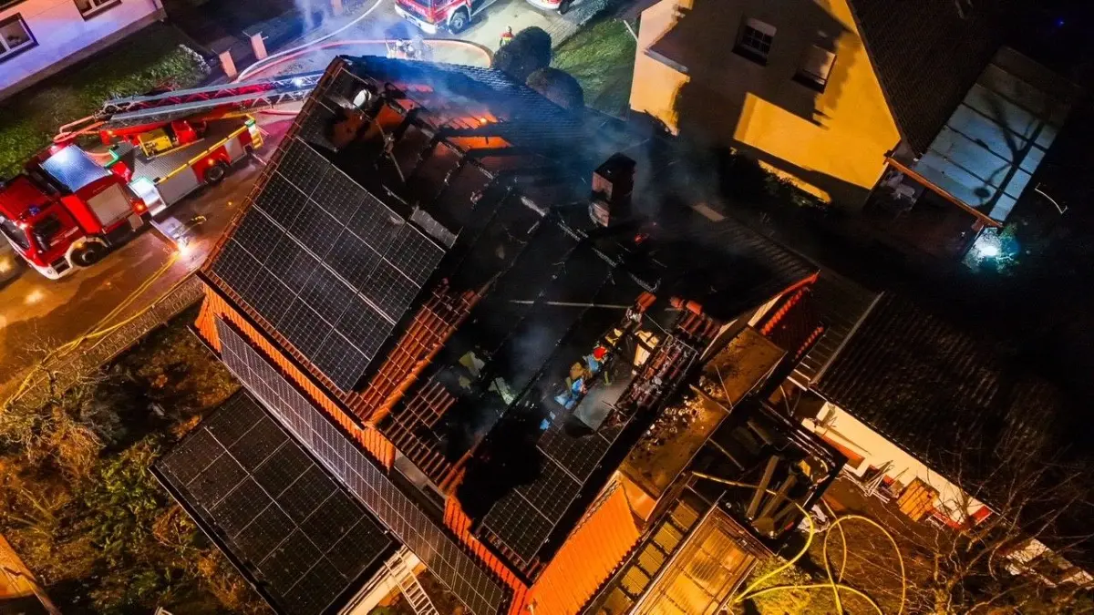 Das ganze Ausmaß der Zerstörung von oben. Der Dachstuhl ist nicht mehr zu retten. Jetzt ermitteln die Brandexperten der Kriminalpolizei, wie es zu dem Feuer in Zehdenick kommen konnte.