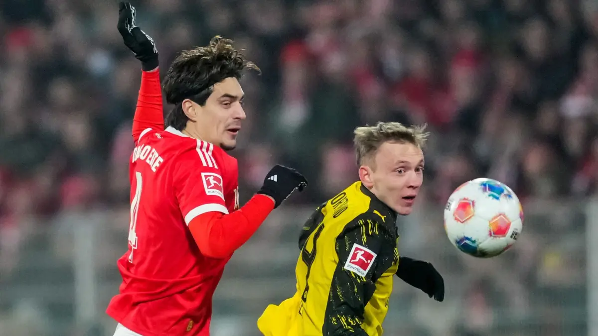 1. FC Union Berlin - Borussia Dortmund: 24.01.2026, Berlin: Fußball: Bundesliga, 1. FC Union Berlin - Borussia Dortmund, 19. Spieltag, An der Alten Försterei, Diogo Leite (l, 1. FC Union Berlin) gegen Maximilian Beier (r, Borussia Dortmund). Foto: Soeren Stache/dpa - WICHTIGER HINWEIS: Gemäß den Vorgaben der DFL Deutsche Fußball Liga bzw. des DFB Deutscher Fußball-Bund ist es untersagt, in dem Stadion und/oder vom Spiel angefertigte Fotoaufnahmen in Form von Sequenzbildern und/oder videoähnlichen Fotostrecken zu verwerten bzw. verwerten zu lassen. +++ dpa-Bildfunk +++