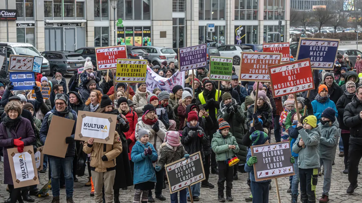 Mit Plakaten und Transparenten machen die Teilnehmer auf Ihre Forderungen aufmerksam.