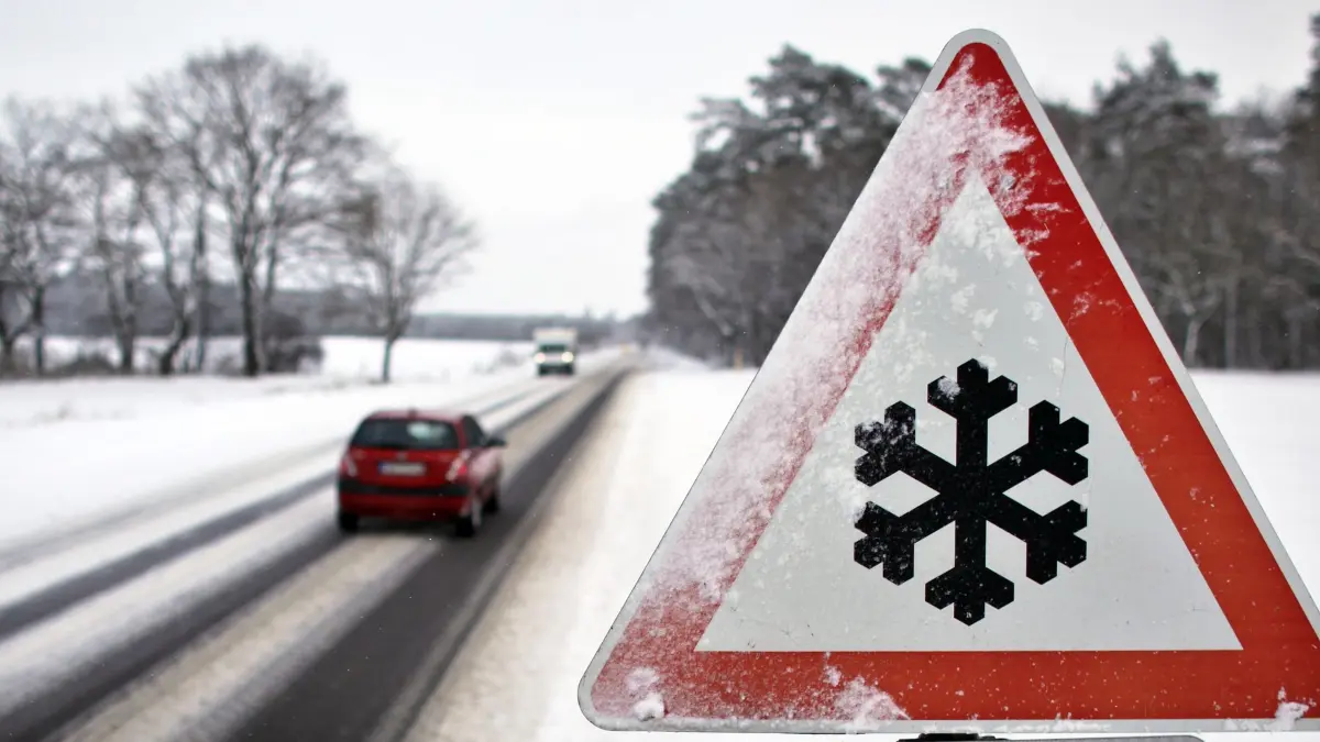 Winter behindert Verkehr in Mecklenburg-Vorpommern: ARCHIV - 15.12.2010, Mecklenburg-Vorpommern, Brünzow: Ein Schild weist auf Glättegefahr an einer Bundesstraße bei Plau am See hin. (zu dpa: «DWD warnt vor Glatteis in Mecklenburg-Vorpommern») Foto: Jan Woitas/dpa +++ dpa-Bildfunk +++