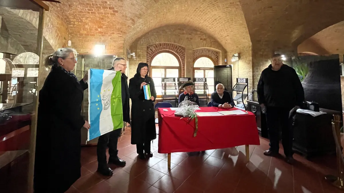 Übergabe der Oderbruchfahne: Die Letschiner Delegation übergab Dr. Andrzej Kunt, Bürgermeister von Kostrzyn (Küstrin) die Hoheitszeichen der Kulturerbe-Region Oderbruch und damit ein Zeichen der künftigen Zusammenarbeit.