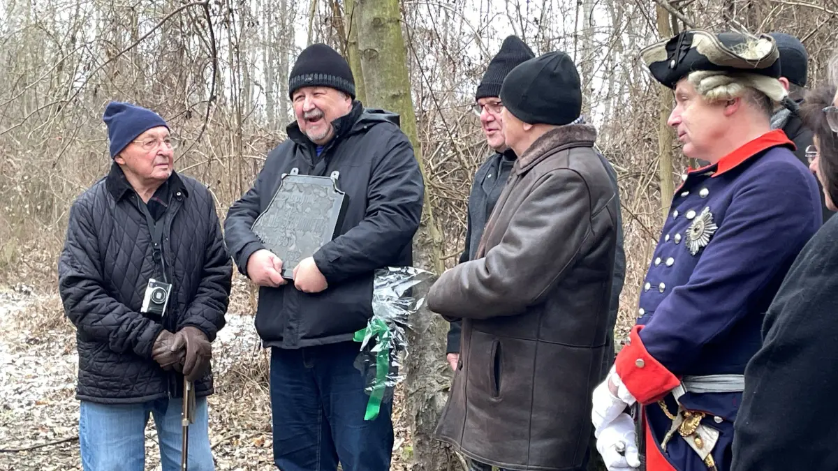 Große Freude über die "Heimkehr" des Kronprinzen: Museumsdirektor Ryszard Sklaba (2.v.r.) will das Relikt an historischer Stelle in der Schulstraße der Altstadt zugänglich machen.