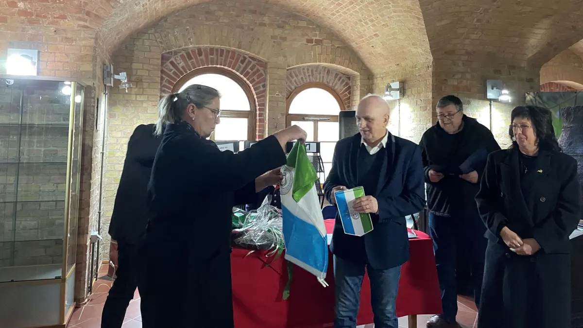 Übergabe der Oderbruchfahne: Die Letschiner Delegation übergab Dr. Andrzej Kunt, Bürgermeister von Kostrzyn (Küstrin) die Hoheitszeichen der Kulturerbe-Region Oderbruch und damit ein Zeichen der künftigen Zusammenarbeit.