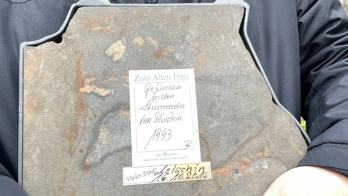 Herkunft dokumentiert: Dieses Schild hatte Wolfgang Bartsch angebracht. Der Metallrahmen stammt von Letschiner Schmied Manfred Neubauer.