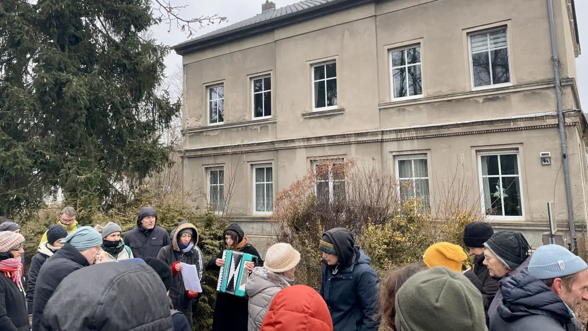 Bahnhofstraße in Biesenthal: Teilnehmende des Gedenkspaziergangs zu jüdischen Schicksalen halten vor dem ehemaligen Wohnhaus der Familie Lippschütz inne.