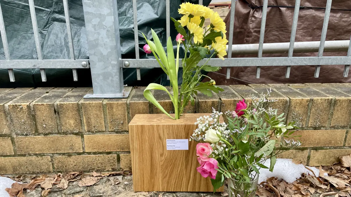 Bis im März die ersten offiziellen Stolpersteine verlegt werden, erinnern provisorische Steine an jüdische Opfer aus Biesenthal.