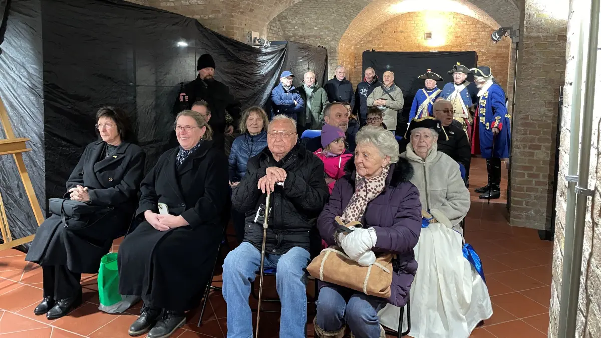 Feierstunde im Berliner Tor: Neben den Erben des Preußenfans Wolfgang Bartsch, Ines Bartsch und Sylvia Grund (v.l.), waren auch Horst Herrmann und seine Tochter Sieglinde Wollank nach Küstrin gekommen.