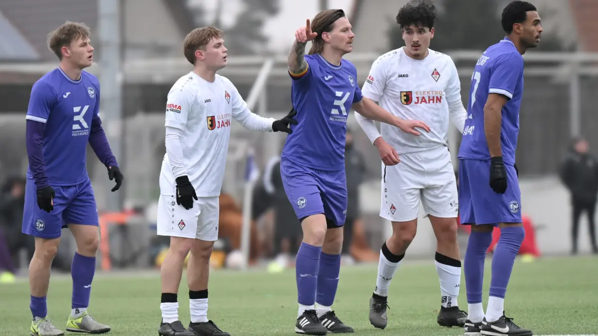 Fussball : Mahlsdorf, Fussball Freundschaftsspiel Regional, Eintracht Mahlsdorf - 1. FC Frankfurt, SF Peter Köster hat das sagen, hier mit seinen Mahlsdorfer Mitspieler Anthony Worm l. und Mohamed Ali El-Ahrmar beide Eingewechselt und die ebenfalls eingewechselten Frankfurter Jakub Mizerski 2.v.l. und Eric Zeisig 2.v.r.
FOTO BENK 24.01.2026