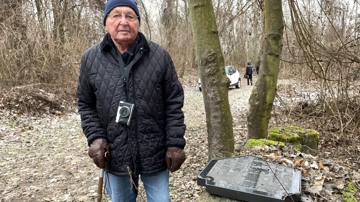 Als 95-Jähriger an der Stätte seiner Kindheit: Horst Herrmann ist in dem Haus aufgewachsen, an dem bis 1945 die Kronprinzentafel hing.