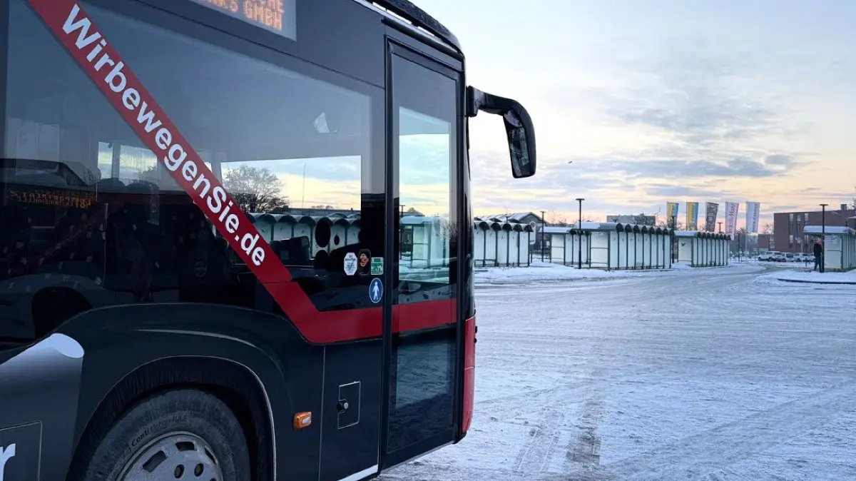 Ein Bus der Uckermärkischen Verkehrsgesellschaft steht am Schwedter ZOB. Der Verkehr ist aufgrund der Eisglätte eingestellt.
