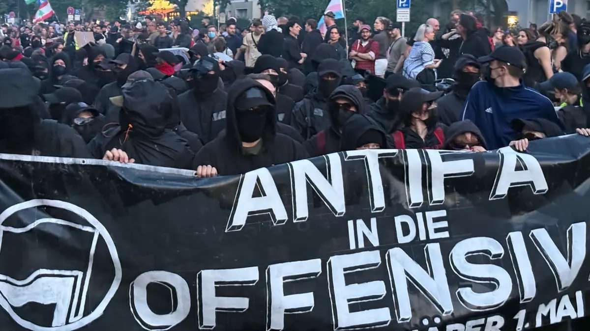 Linksradikale Demonstration am 1. Mai 2025 in Berlin: ARCHIV - 01.05.2025, Berlin: Teilnehmer gehen während der Revolutionären 1. Mai-Demonstration 2025 über die Straße. Zu sehen der Schwarze Block mit einem Transparent mit der Aufschrift "Antifa in die Offensive". (zu dpa: «Etwas mehr linksextreme und rechtsextreme Gewalttaten») Foto: Andreas Rabenstein/dpa +++ dpa-Bildfunk +++