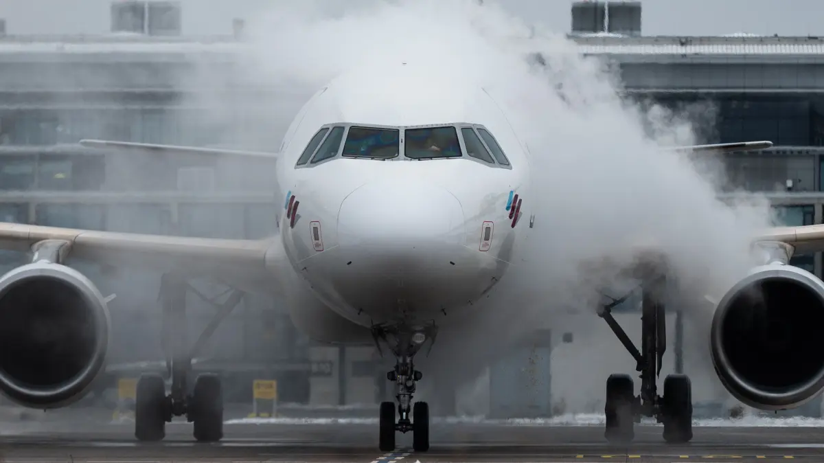 Am Flughafen Berlin-Brandenburg BER wird ein Flugzeug Anfang Januar 2026 enteist. Der erneute Wintereinbruch bringt aktuell wieder den Flugbetrieb durcheiandern. (Archivbild)