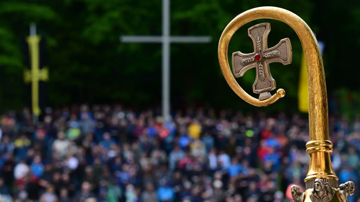 Was wird an Christi Himmelfahrt gefeiert? In diesem Beitrag wird die Bedeutung des Tages erklärt. Und wir verraten auch, welche Geschäfte an diesem Feiertag geöffnet haben.