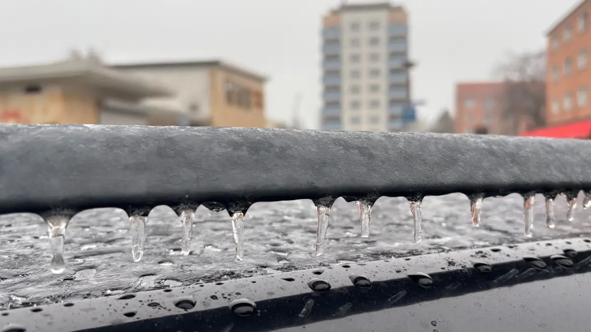 Eiszapfen an einem Auto am 26. Januar in Eisenhüttenstadt
