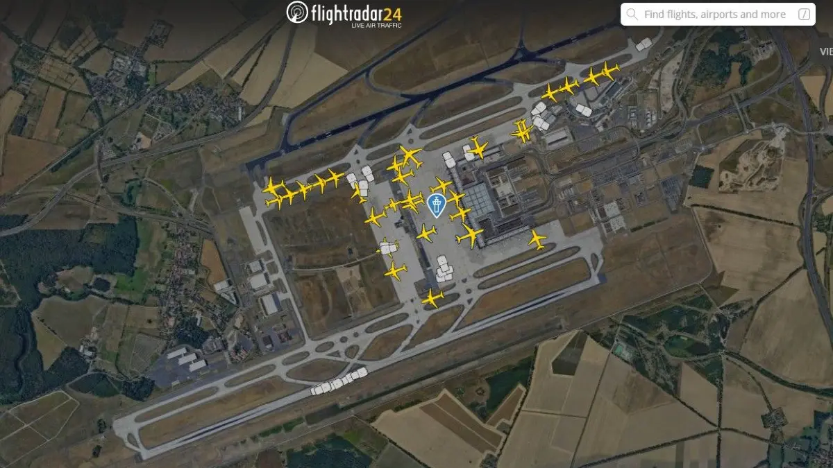 Flugzeuge am Flughafen Berlin-Brandenburg auf dem Radar am 26. Januar 2026, um 10.56 Uhr. Viele Maschinen müssen in einer Schlange auf die Abfertigung warten. Auf der Südbahn sind die Räumfahrzeuge in Grau zu sehen.