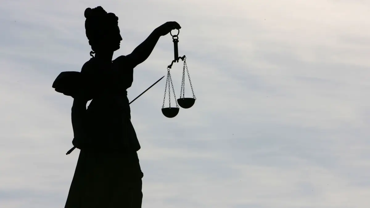 Zum Themendienst-Bericht von Sabine Meuter vom 24. August 2016: Die Göttin Justitia ist das Symbol für Gerechtigkeit und Justiz. Richter sollen nach ihrem Vorbild über einen Sachverhalt entscheiden. Um ein gerechtes Urteil zu finden, sind sie mitunter in Zivil- oder Strafprozessen auf wahrheitsgemäße Schilderungen von Zeugen angewiesen.
(Archivbild vom 25.01.2008/Nur zur redaktionellen Verwendung durch Themendienst-Bezieher.)
Foto: Arne Dedert