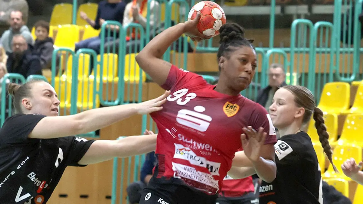 Frankfurt (Oder), 24.01.2026 - 3.Liga Frauen 25/26 - Staffel NordFrankfurter HC vs TSV Altenholz 25 : 22Der Neuzugang des FHC, Josina Pires, setzt sich gegen die Altenholzer Spielerinnen v.l.n.r. Jane Burmeister(8),, Johanna Somann (18), , Helena Thielmann (21), und Lule Steingraeb (23) durch und erzielt das 1:0 fuer rden FHC. Pires erzielte treefer in diesem Spiel für den FHC.. Es wae ihr erstes Tor fuer den Frankfurter HC.