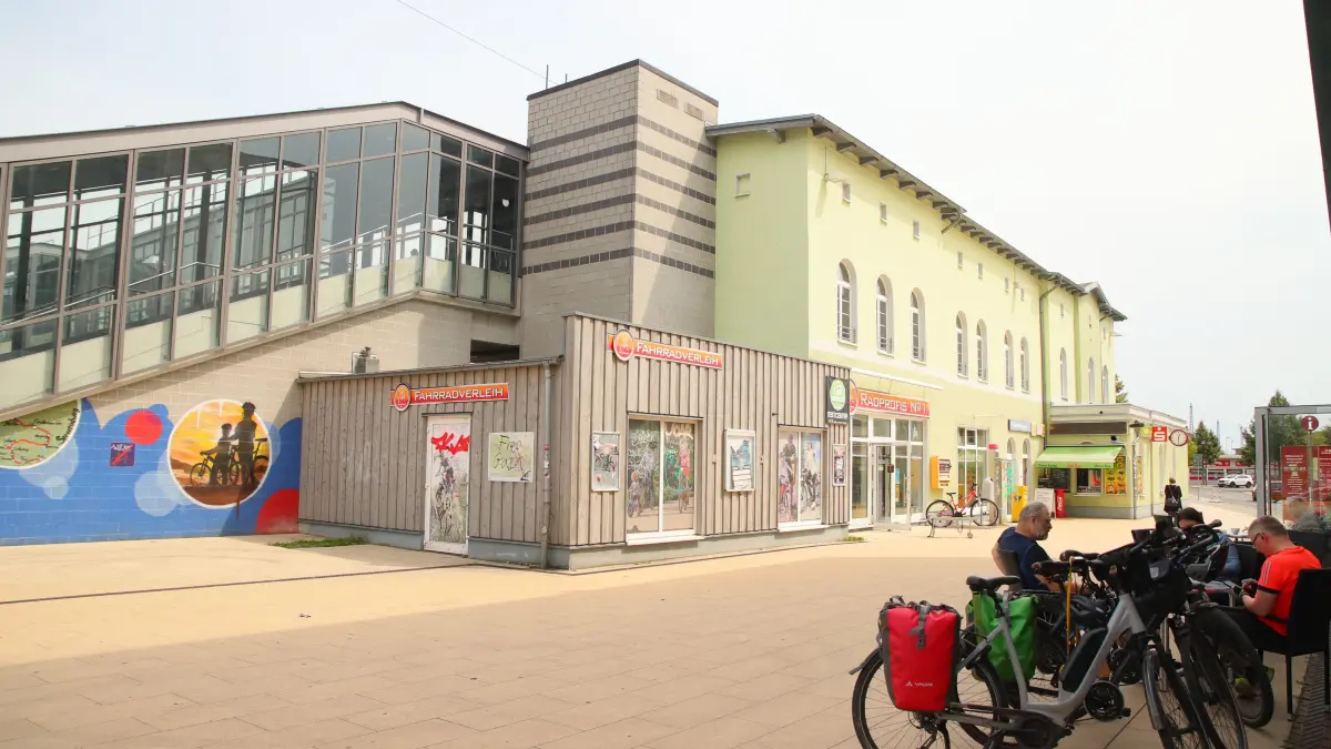 Blick auf das Bahnhofsgebäude von Fürstenwalde. Wer eine Toilette sucht, muss ein benachbartes Café nutzen. Doch das hat nicht rund um die Uhr geöffnet. (Archivfoto)