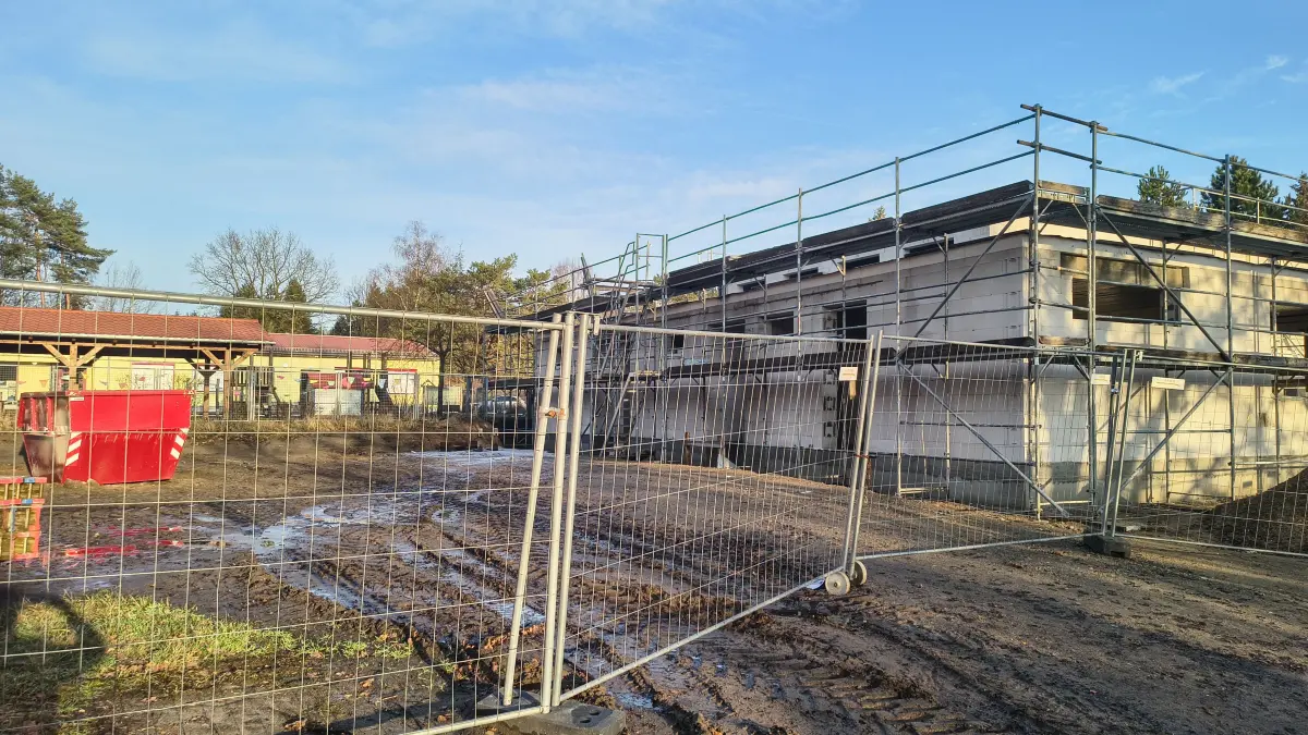 Kinder und Feuerwehr gehen in Althüttendorf zukünftig eine Nachbarschaft ein. Links in Gelb das Kita-Gebäude, rechts der Feuerwehr-Neubau im Januar 2026.