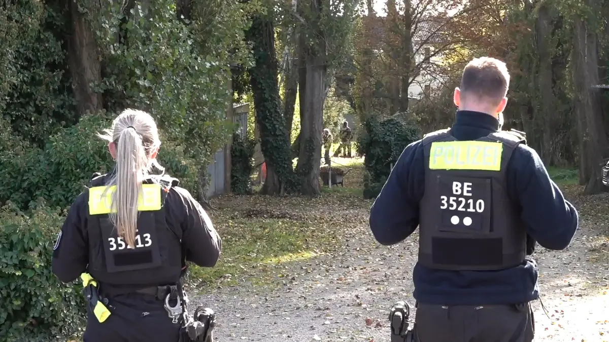 Einsatzkräfte der Polizei stehen vor einem Grundstück in Tauche (Landkreis Oder-Spree). Im Fall der seit mehr als sechs Jahren vermissten Rebecca aus Berlin-Neukölln sucht die Polizei auf einem Grundstück in Brandenburg nach Beweismitteln wegen des Verdachts eines Tötungsdelikts. Das teilten die Berliner Polizei und die Berliner Staatsanwaltschaft gemeinsam mit. +++ dpa-Bildfunk +++