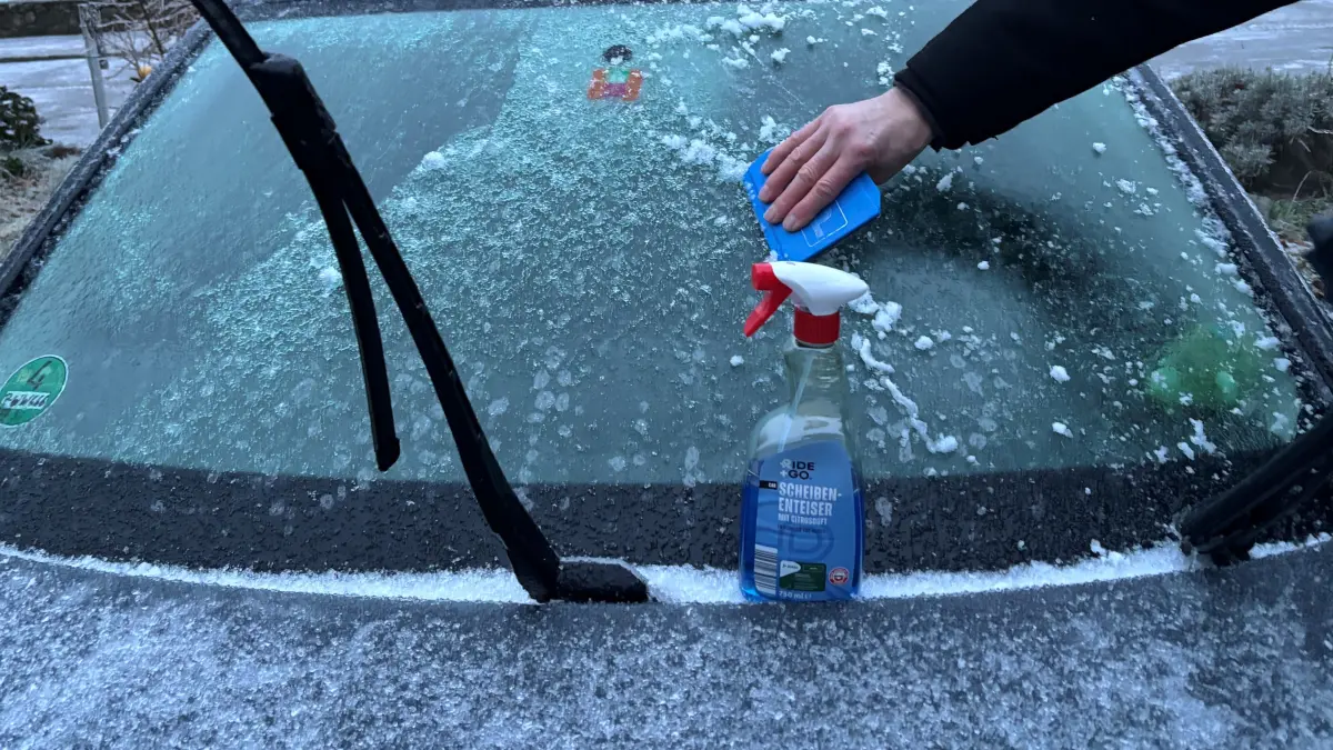 Eisregen behindert Autofahrer und legte den Berufsverkehr in der Uckermark lahm. Eine dicke Eisschicht hat sich auf Autoscheiben gelegt und Türen festgefroren. Mit Kratzer und Enteiser mussten man sich freie Sicht verschaffen. Doch auch die Straßen und Wege in der Uckermark sind spiegelglatt.