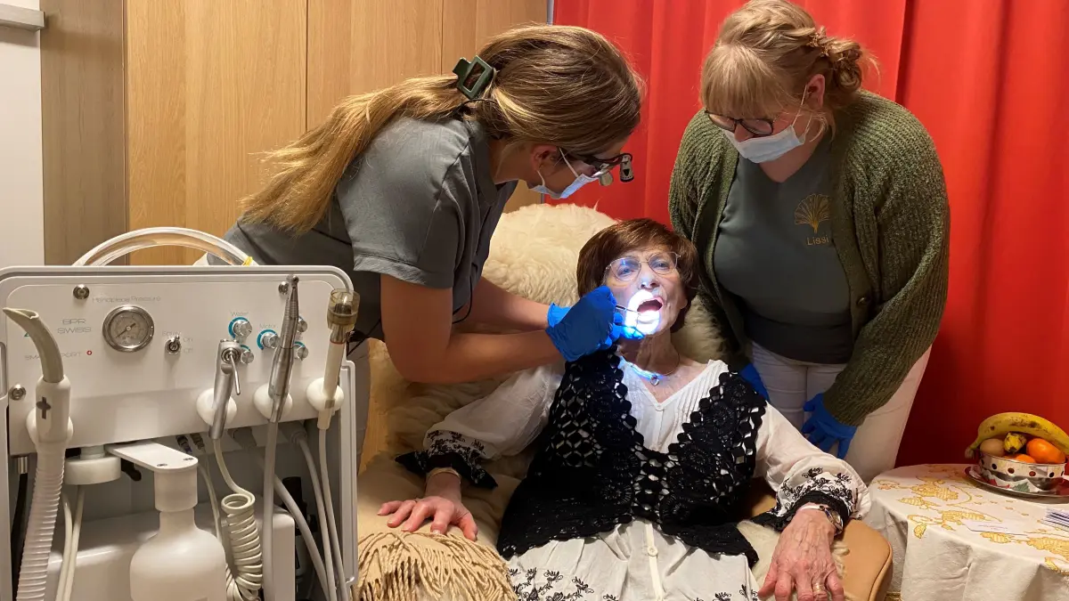 Zahn-Behandlung im Pflegeheim: Dr. Sarah Uhlig (links) und ihre Assistentin Lizzy Kleie bei Gerda Bunde im Haus am Dom in Fürstenwalde.