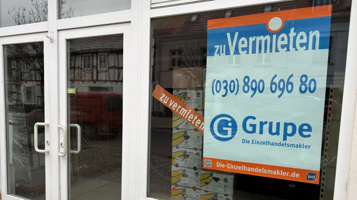 Leerstand in Angermünde: In der Innenstadt verschwinden immer wieder vertraute Geschäfte. Leere Schaufenster statt bunte Auslagen prägen das Bild. Zum Jahresende 2025 schloss Pfennigland in der Berliner Straße. Nachmieter zu finden ist schwierig.