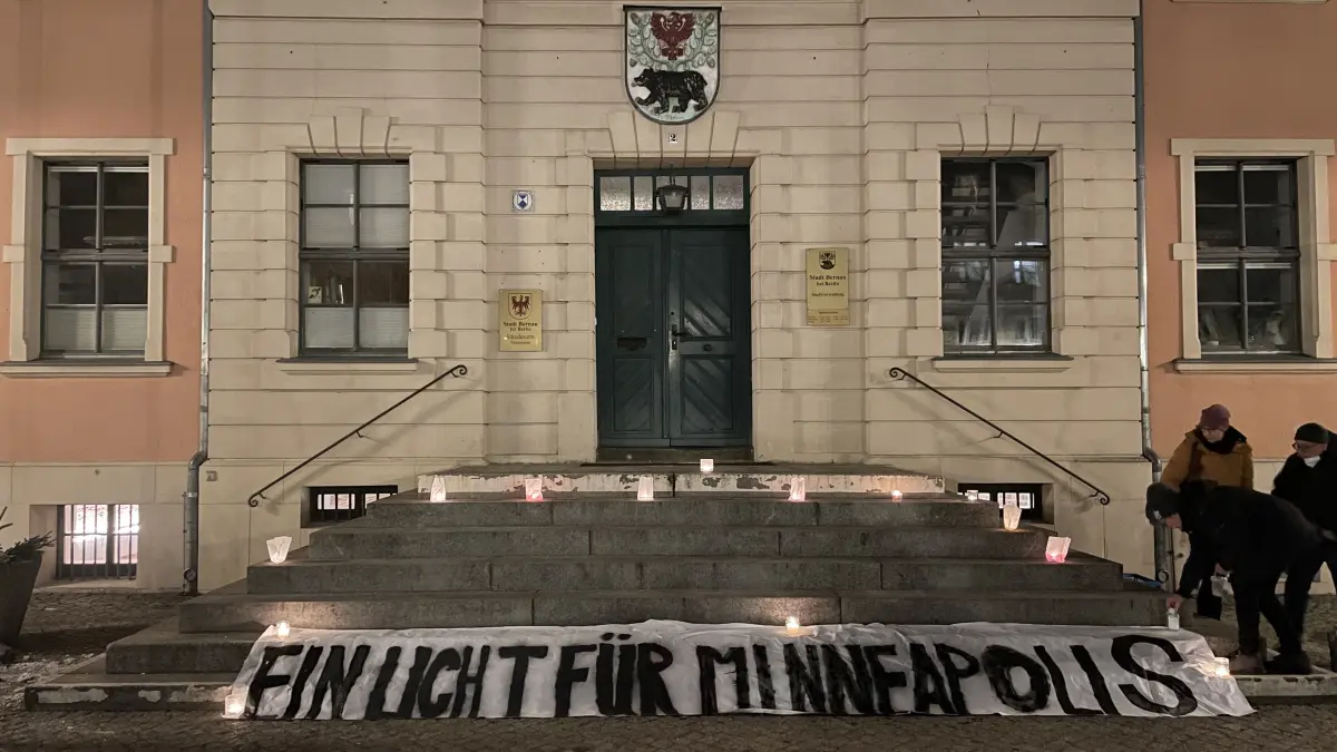Kerzen und ein Banner „Ein Licht für Minneapolis“: Auf dem Bernauer Marktplatz gedenken Menschen dem in den USA erschossenen Intensivpfleger Alex Pretti.