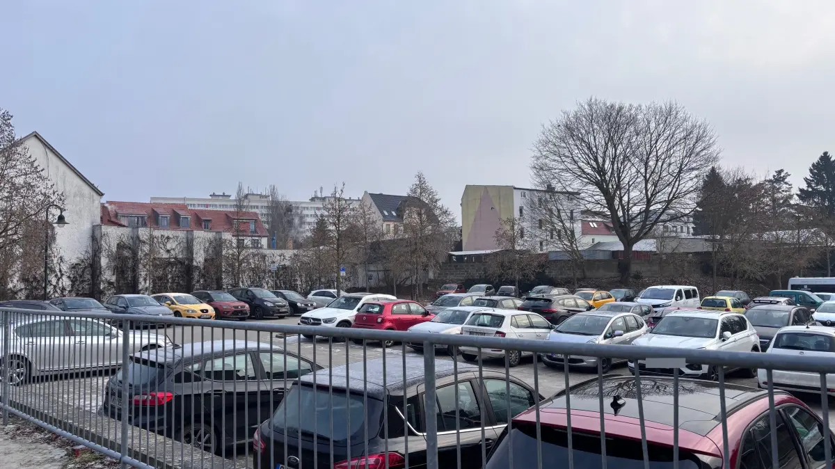 Gut gefüllt: Der Parkplatz am Wriezener Tor in Strausberg ist tagsüber gut ausgelastet. Rentner meinen, dass sich darunter auch unrechtmäßige Dauerparker befinden.