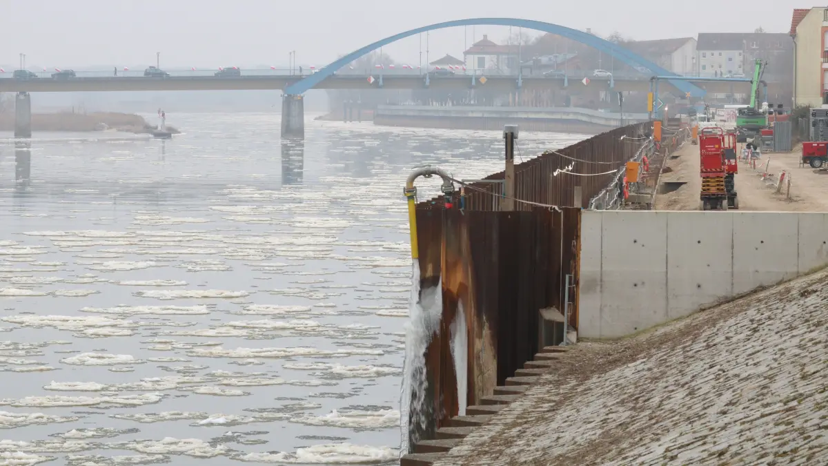 Blick auf die Baustelle für besseren Hochwasserschutz an der nördlichen Oderpromenade, links Brieger Gänse auf der Oder (Bild vom 25.1.)
