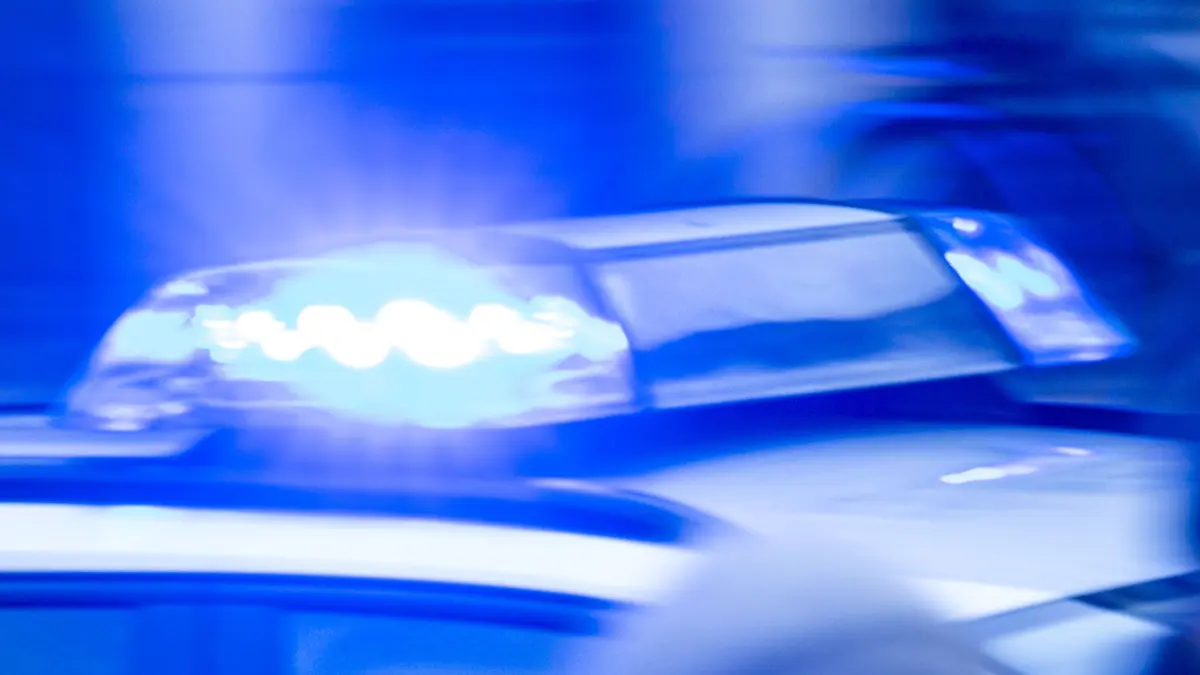 Tödlicher Unfall auf der B168: Polizei und Rettungskräfte wurden am 17. Februar 2025 in die Nähe von Groß Rietz alarmiert. Eine Lehrerin überlebte den Aufprall zweier Fahrzeuge nicht. (Symbolbild)
