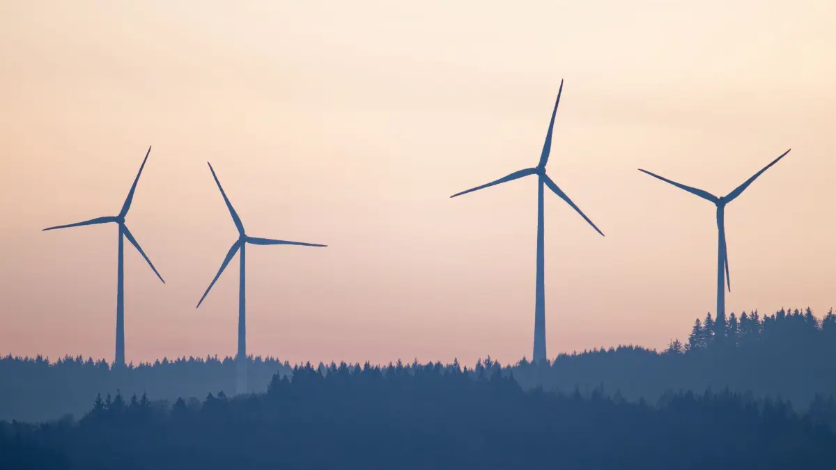 Windkraftanlagen: ARCHIV - 16.12.2025, Baden-Württemberg, Altenbach: Windräder stehen im Licht der aufgehenden Sonne auf einem Hügel des Odenwalds. (zu dpa: «Özdemir will Bürger an Gewinnen von Windrädern beteiligen») Foto: Uwe Anspach/dpa +++ dpa-Bildfunk +++