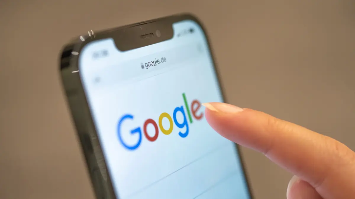 Suchmaschinen: ARCHIV - 24.11.2021, Niedersachsen, Oldenburg: Eine Frau hält ihr Handy in der Hand, auf dem die Google-Seite im Browser zu sehen ist.
Viele Leute nutzen Google als Suchmaschine. (zu dpa: «Gemini und Co.: EU hilft Google bei KI-Zugangsregeln») Foto: Mohssen Assanimoghaddam/dpa +++ dpa-Bildfunk +++