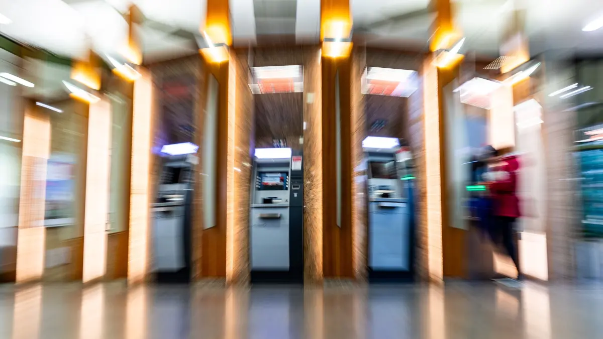 Bankautomaten einer Sparkasse: Ob eine private Bank einem Verein oder einer Person ein Konto einrichtet, kann diese frei entscheiden. Bei Sparkassen ist das strenger geregelt. Dennoch wurden Konten in Vergangenheit immer wieder gekündigt. Mutmaßlich aus politischen Gründen. (Symbolbild)