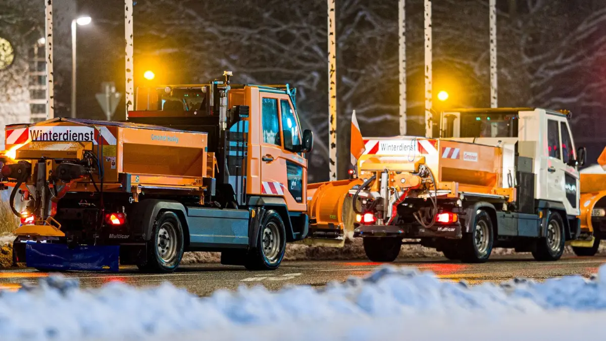 Winterwetter in Niedersachsen: 27.01.2026, Niedersachsen, Hannover: Drei Räumfahrzeuge stehen am frühen Morgen auf dem Aegidientorplatz. Foto: Moritz Frankenberg/dpa +++ dpa-Bildfunk +++