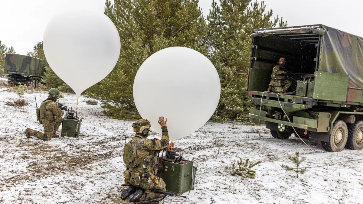 Übung „Colder Iron 2026“: 27.01.2026, Sachsen, Weißkeißel: Angehörige der 5. Einsatzkompanie des Zentrums für Operative Kommunikation der Bundeswehr bereiten Heliumballons für den Abwurf von Flugblättern für vor. Für die zurzeit stattfindende Übung «Colder Iron 2026» wurden rund 100 Soldaten aus Rheinland-Pfalz in die Oberlausitz verlegt. Hier werden die Abläufe der taktischen Direktkommunikation trainiert. Dabei werden Übungsflugblätter mit Hilfe von Heliumballons in vorher berechneten Zielgebieten abgeworfen. Im Ernstfall sollen diese Flugblätter dazu dienen, wichtige Informationen an die dort lebenden Menschen zu übermitteln. (zu dpa: «Bundeswehr übt Abwerfen von Flugblättern für die Krise») Foto: Frank Hammerschmidt/dpa +++ dpa-Bildfunk +++