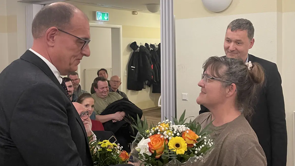 Auf gute Nachbarschaft: Annett Köhne, Amtsdirektorin von Brieskow-Finkenheerd und Andreas Fischer, Amtsdirektor von Neuzelle gratulieren dem frisch gewählten Amtsdirektor von Schlaubetal Lars hecht (links)